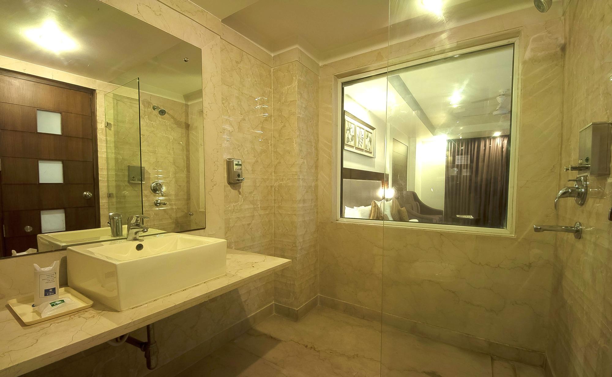 Le Roi Near Railway Station 3*
